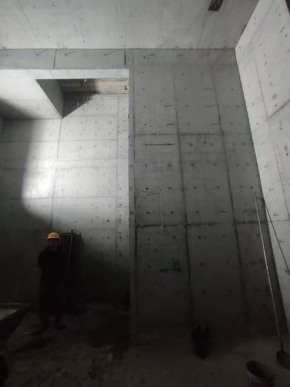 广水墙上开槽钢筋断了有影响吗